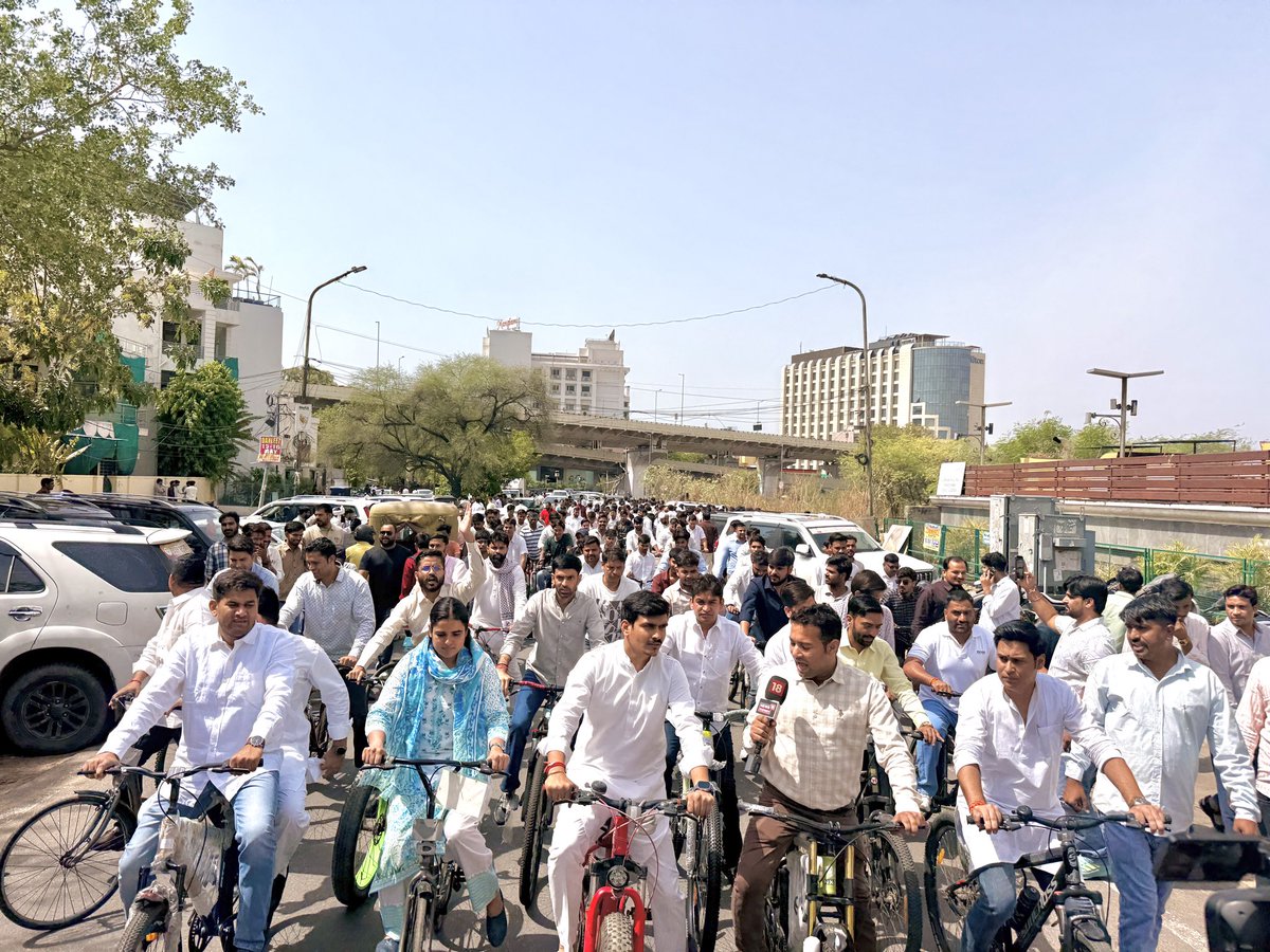 ShankarGora's tweet photo. विश्व साइकिल दिवस के अवसर पर समस्त प्रदेशवासियों को हार्दिक शुभकामनाएं!

आदरणीय प्रधानमंत्री श्री @narendramodi जी के फिट इंडिया और पर्यावरण संरक्षण के संकल्प को आगे बढ़ाते हुए आइए, साइकिल को अपनी दिनचर्या का हिस्सा बनाकर ऊर्जा संरक्षण, ईंधन बचत, स्वस्थ जीवनशैली और स्वच्छ पर्यावरण के प्रति अपनी जिम्मेदारी निभाएं।