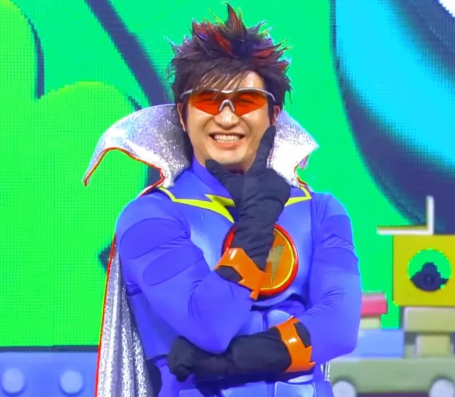 otaku_meme_'s tweet photo. 히어로를 돕는 박사님의 정체가 사실은 초대 히어로였다는 설정이 너무 좋다 https://t.co/pwcanKf4Dp