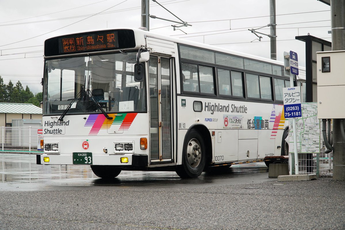 CP_GMD's tweet photo. 2026 6/3
上高地線列車代行バス 新島々行
アルピコ交通 松本営業所
10070(KC-RU1JMCH)
15736(QTG-RU1ASCA)
新島々営業所
19130(2PG-RU1ASDA)　

倒木の為運転見合わせになった上高地線の代行バスです。
ICカード非対応であり、3月末で路線運用消滅となった10070が顔を出してきました。 https://t.co/B5yFfiQdXA