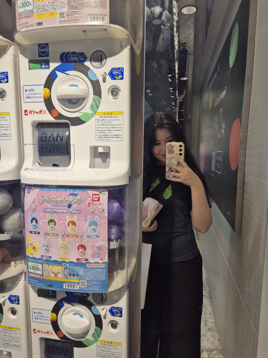 prdsoso's tweet photo. hiding from my family in the i7 corner of a random C-pla and re:vale are hiding from ME ⁉️ https://t.co/VSaydWV41h