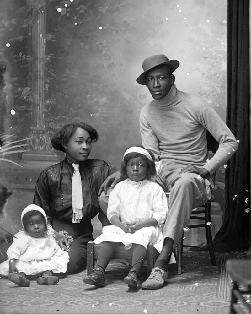 AfricanArchives's tweet photo. Family poses with their children for their professional studio photo, circa 1913. https://t.co/KRGyUREfLg