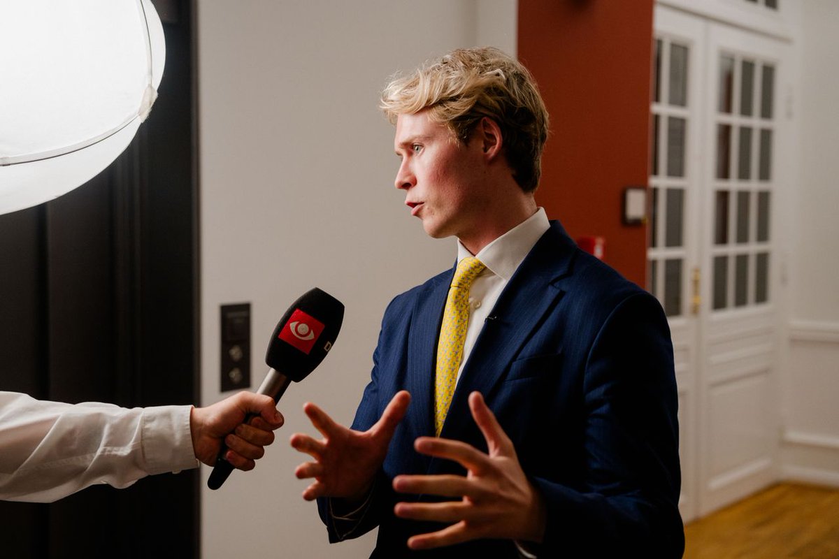 MadsStrange_'s tweet photo. Nej, Løkke har ikke fået de røde partier med på at "afskaffe mellemskatten".

Det er noget uærligt spin, som en masse journalister desværre er hoppet på. 

I VLAK-papiret foreslog man faktisk at afskaffe mellemskatten helt.

📍Det vil koste ca. 7 mia. kr., give over 8.000 ekstra i arbejdsudbud og sænke skatten på den sidst tjente krone for ALLE over med indkomster over mellemskattegrænsen med 7,5 procentpoint. 

📍Løkke har kun fået de røde partier med på at hæve grænsen. Det koster 2,4 mia. kr. og giver kun 3.600 i arbejdsudbud.

Marginalskatten forbliver den samme for alle, der betaler topskat. Den sænkes altså IKKE med 7,5 pct., som VLAK foreslog.

Det er altid godt at lette skatten - også selvom det kun er en lille smule. 

Men det er fuldstændig forkert, når det præsenteres som om, at Løkke har fået en stor sejr igennem hos de røde.

Husk, at skatten på arbejde samtidig stiger med 10 mia. kr. i regeringsgrundlaget.

Når det gælder skatten på arbejde, er Løkkes skattelettelser altså et lille plaster på et åbent benbrud.

Løkke kunne have fået meget mere politik igennem hos os blå. 

Men han ville hellere være minister, og det skal danskerne nu betale prisen for.