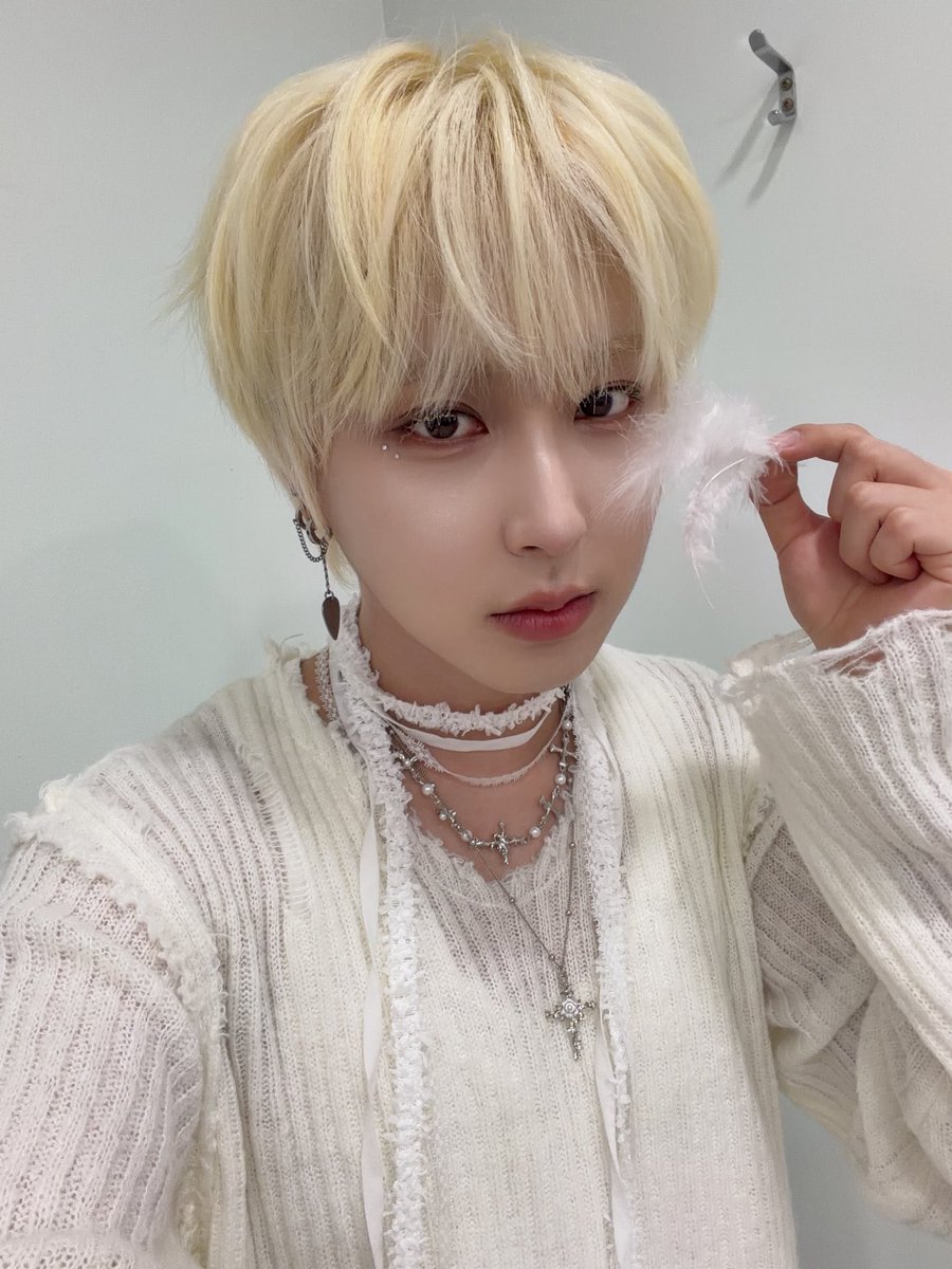 besummer124's tweet photo. 오늘의 천사 💙🪽 https://t.co/ODKyf1qOZd