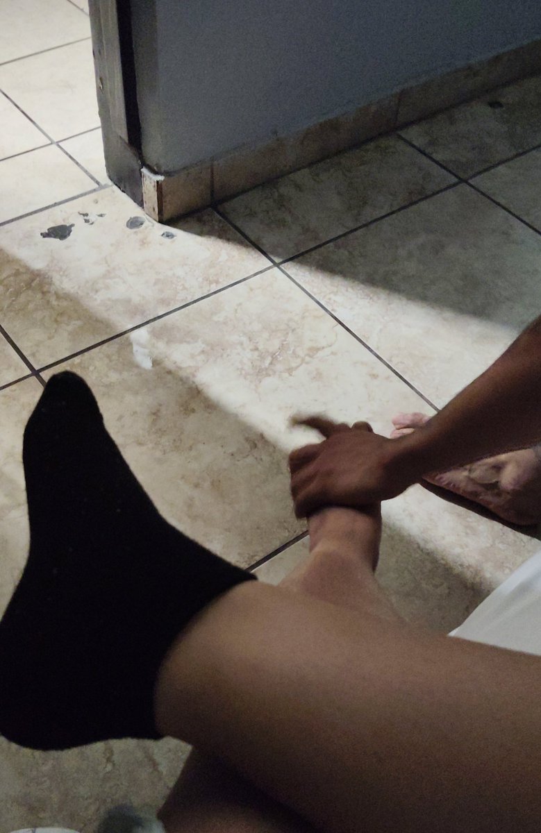20Chapiiss's tweet photo. Me dijo que tengo lindo piecitos!!👀 https://t.co/8HaKH93h3b