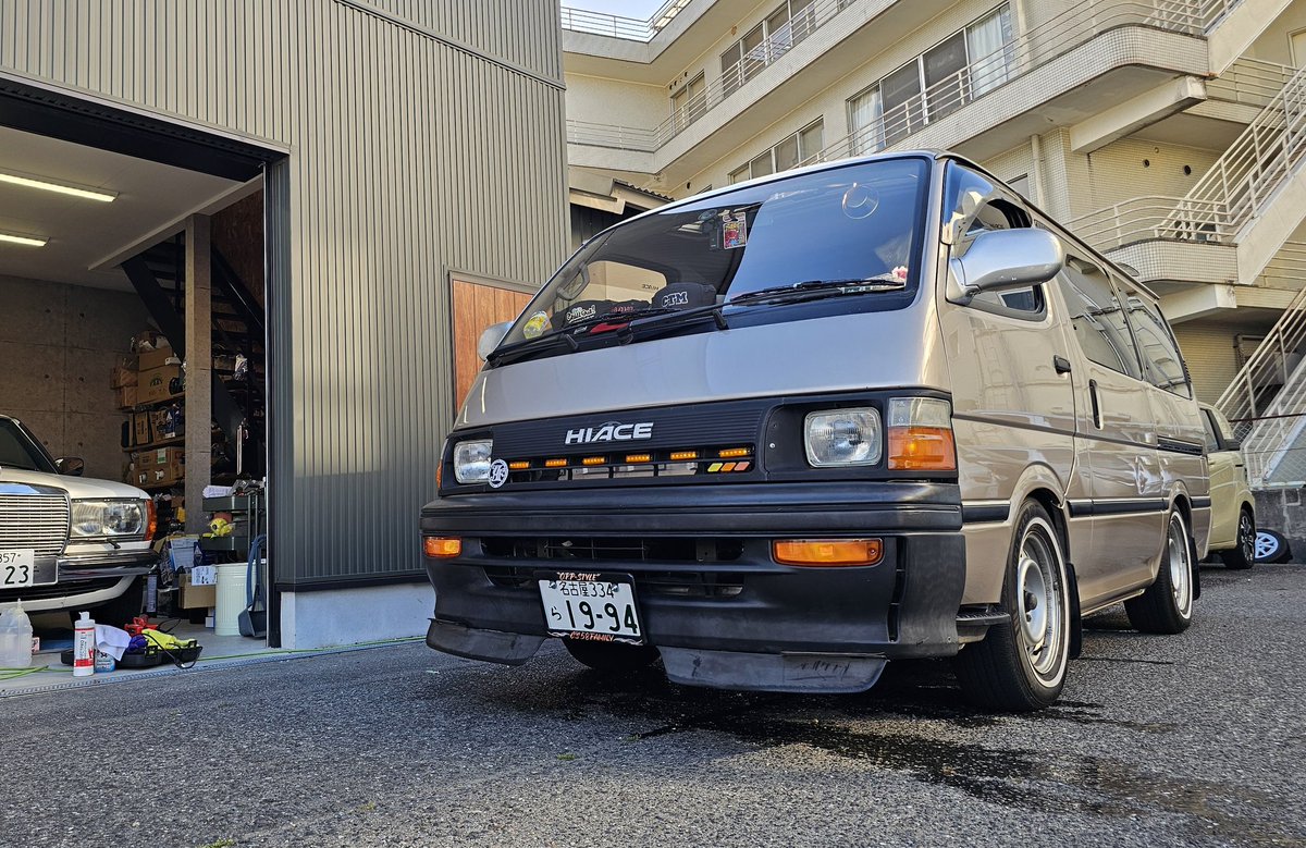 Ucchyace1994's tweet photo. 2ヶ月半ぶりの里帰り
大阪　堺市
DISMさんに立ち寄ったら
キレイしてくれました♥️
#ハイエースワゴン

#100系ハイエース
#高速有鉛　
#自美研ミーティング　に、行きたい
#90s #平成
#白物タイヤ協会
#HIACE
#Series100HIACE
#HIACEWAGON

#HIACESUNDAY
#ハイエースサンデー
は次回10/31～11/1朝霧高原 https://t.co/DvPBsEzgF1