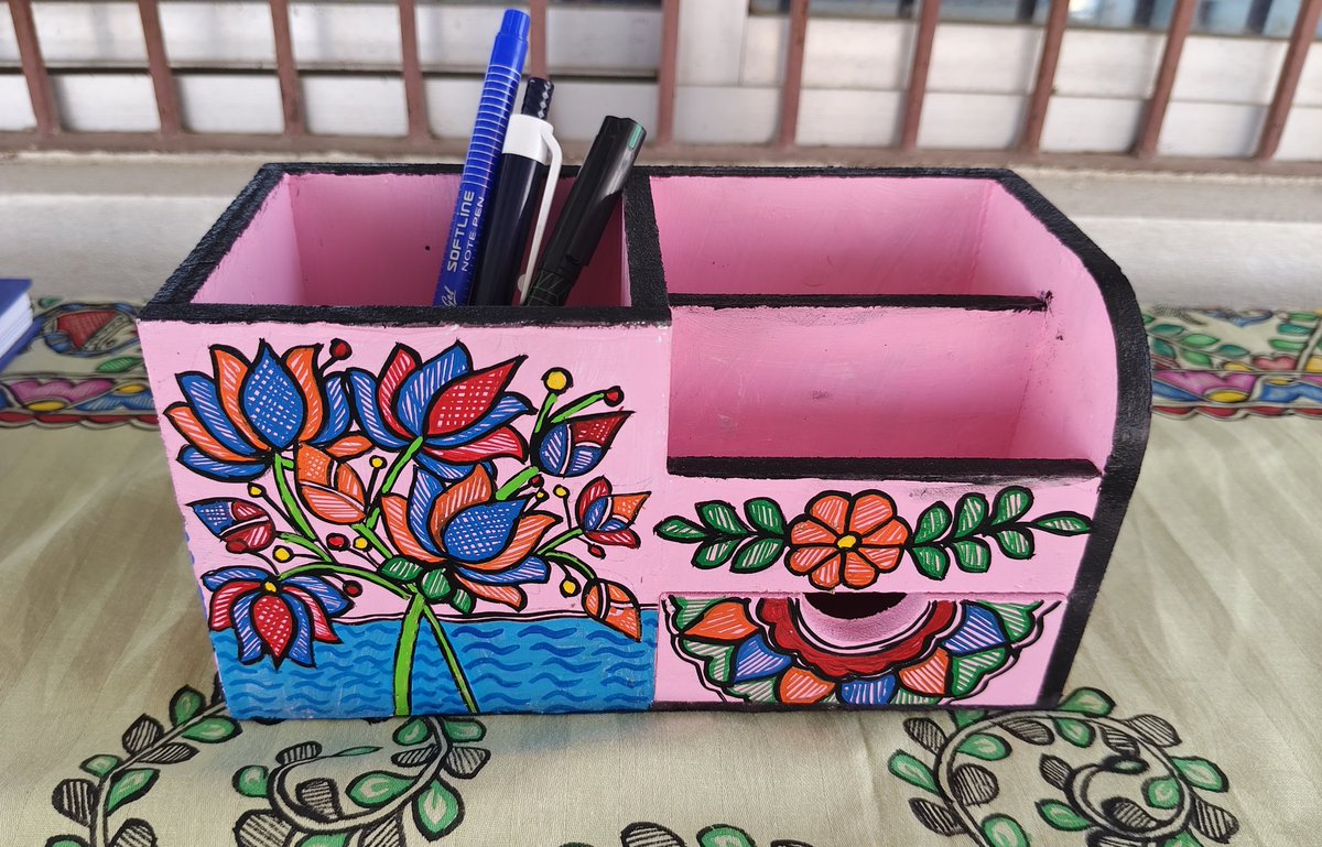 mithilakritihub's tweet photo. 🩷Goodmorning everyone🩷 🙏
Creative handmade Pen Stand with a beautiful and colourful theme of mithila art.
🔴Strong base
🔴Easy to clean
🔴Multi slot
👉For more details please watsapp @7361941976
#penstand #mithilaart #handpaintedart #mithilapainting https://t.co/whIfTnHNZV