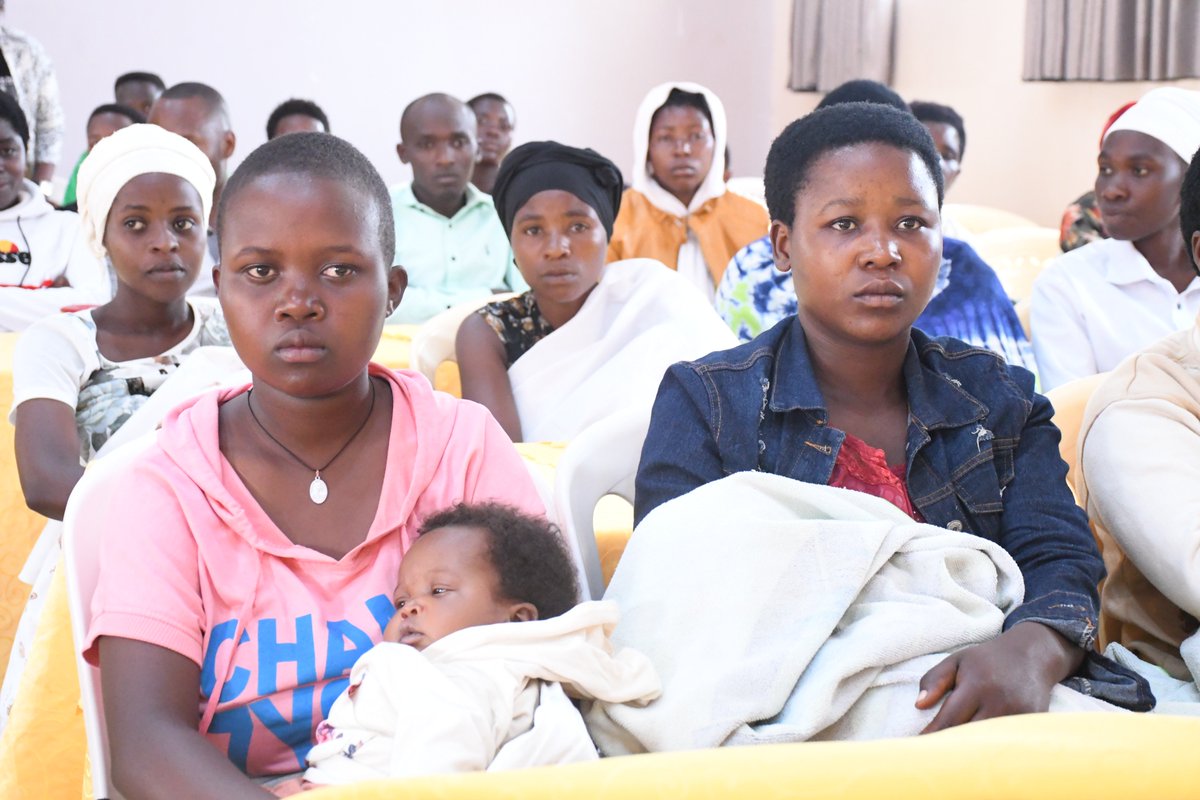 pamchanneltv's tweet photo. #Burundi: 2/7 Pour éviter qu’elles soient traumatisées par l’apparitio des 1ères règles, M. Cyriaque Nikoyagize, conseiller po et juridique du gouverneur de Butanyerera a indiqué que les parents devraient annoncer anticipativement à leurs enfants les infos liées aux menstruations https://t.co/9Bbj2YdRoh