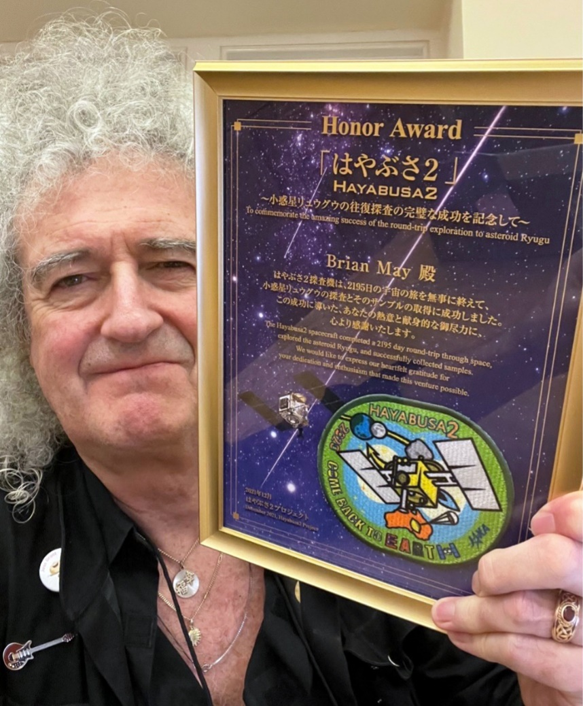 tenmon10's tweet photo. 【本日（6/9）はロックの日】
Queenのギタリスト、ブライアン・メイ氏は天体物理学の博士号を取得しています
天体の地球衝突問題に関心を持っていて、「イトカワ」や「リュウグウ」が地球に接近する小惑星として注目されました

＃ロックの日　＃ブライアン・メイ
写真は宇宙科学研究所（ISAS）HPより https://t.co/X1RHcp229z