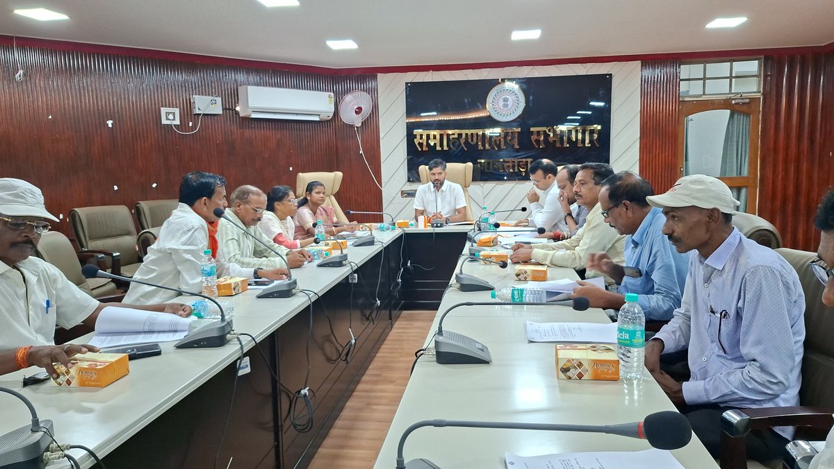 dcjamtara's tweet photo. मतदाता सूची विशेष गहन पुनरीक्षण कार्यक्रम को लेकर आज जिला अंतर्गत सभी मान्यता प्राप्त राजनीतिक दलों के प्रतिनिधियों के साथ बैठक कर #SIR गतिविधि से अवगत कराया तथा पुनरीक्षण कार्य में आवश्यक सहयोग करने हेतु अपील किया, ताकि कोई भी योग्य मतदाता का नाम नहीं छूटने पाएं। @ceojharkhand https://t.co/O35Tw9X1V7