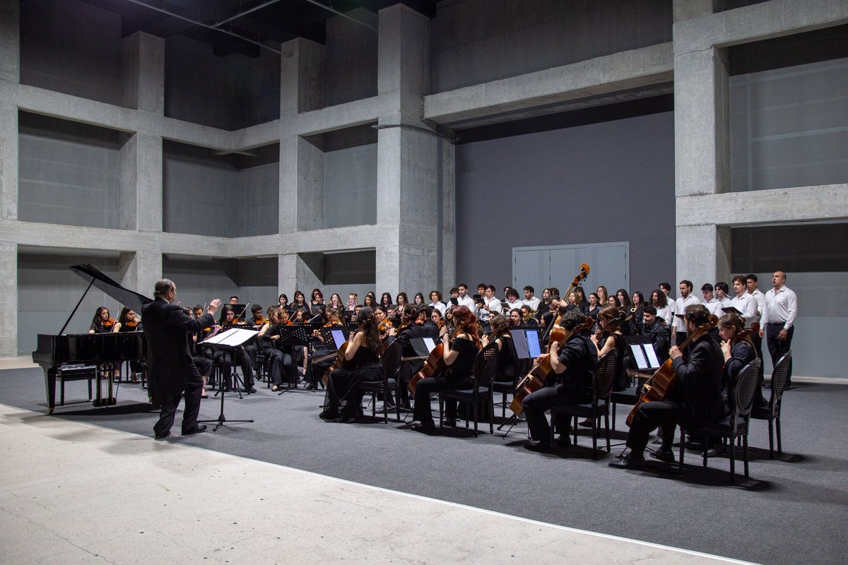 mguedutr's tweet photo. 🎶 MSSF Gençlik Senfoni Orkestrası ve Korosu’nun Yıl Sonu Konseri, Üniversitemiz Plato Konser Salonu’nun açılış programı olarak gerçekleştirildi.
Rektörümüz Prof. Dr. Erhan Özden’in katıldığı konserde, Ravel, Handel ve Mozart’ın eserleri genç sanatçılar tarafından seslendirildi. https://t.co/E4u6nHnQAt