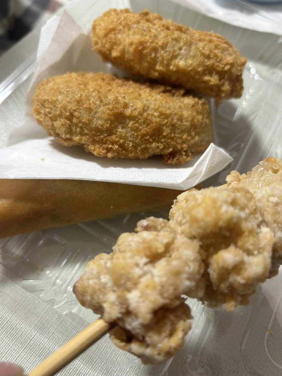 ackten's tweet photo. セブンの揚げ物半額すごい人だった。

確かに安くてクオリティいいわ🥺 https://t.co/QmKYxDQWs7