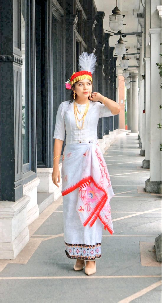 itsnorth_star's tweet photo. မိန်တိန်_ကသည်း
ꯂꯨꯋꯥꯡ sister across d border 🤍🏳️

Kathe also spelled Cassay, r d Meiteis in Myanmar, officially recognized as 1 of d 135 distinct ethnic groups by d Govt. of Myanmar 🇲🇲 https://t.co/XTG3zvcq7V