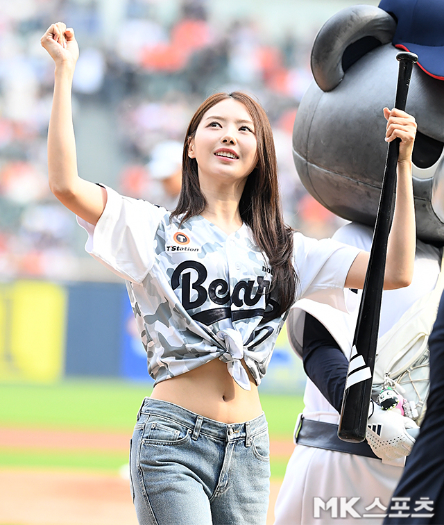 tang__kira's tweet photo. Kim Sohye melempar first pitch dan Im Nayoung memukul first bat pertandingan Doosan Bears melawan Hanhwa Eagles https://t.co/8kcxxx4z9F