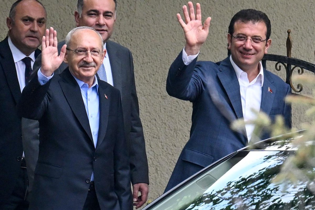 solhaberportali's tweet photo. Kılıçdaroğlu İmamoğlu'nu ihraç edecek mi? Özgür Özel açıkladı...

💬“Ekrem İmamoğlu tutuklandığında eşine ilk ziyarete gidenlerden birisi Kemal Bey'di. Ekrem Bey’i cezaevinde ziyaret ettiler. Ekrem Bey'e defalarca ‘Birlikte olalım. Özgür Bey'i dışlayalım. Biz bir olalım. Özgür Bey'i indirelim’ dediler. Ekrem Bey'e cezaevindeyken genel başkanlık teklif ettiler.”

https://t.co/0gjhCEDdsn