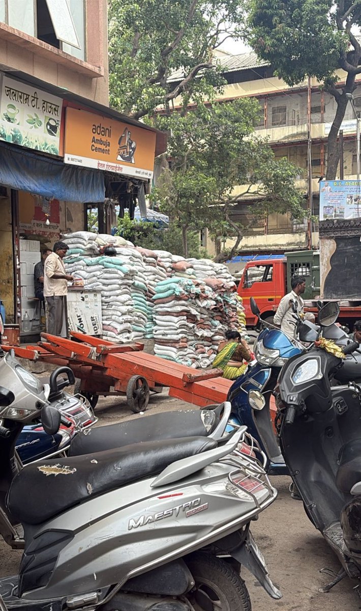 Harshal722's tweet photo. @mybmc @WardKW_BMC @bmcdward
​महोदय, या परिसरात फुटपाथ आणि रस्त्यावर अशा प्रकारे सिमेंटच्या गोण्या अस्ताव्यस्त रचून ठेवल्या आहेत. यामुळे पादचाऱ्यांना चालणे कठीण झाले असून वाहतुकीलाही अडथळा निर्माण होत आहे. हे बेकायदेशीर अतिक्रमण त्वरित हटवून रस्ता मोकळा करावा, ही विनंती. 🙏 https://t.co/QiD9zjWgQt