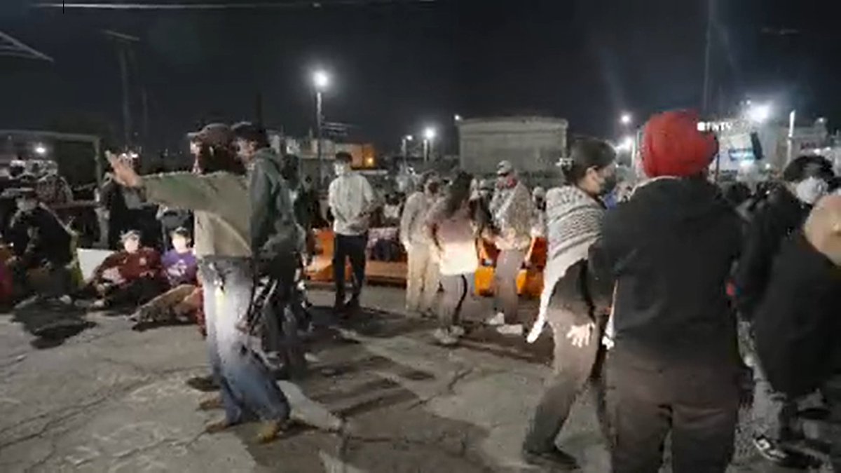 JesusBikers's tweet photo. Anger building over conditions at Immigration and Customs Enforcement detention centers is focused again Tuesday on a facility in Newark, New Jersey, where protesters are still gathered a day after their charged demonstration turned chaotic. https://t.co/SQw3O6VlL7