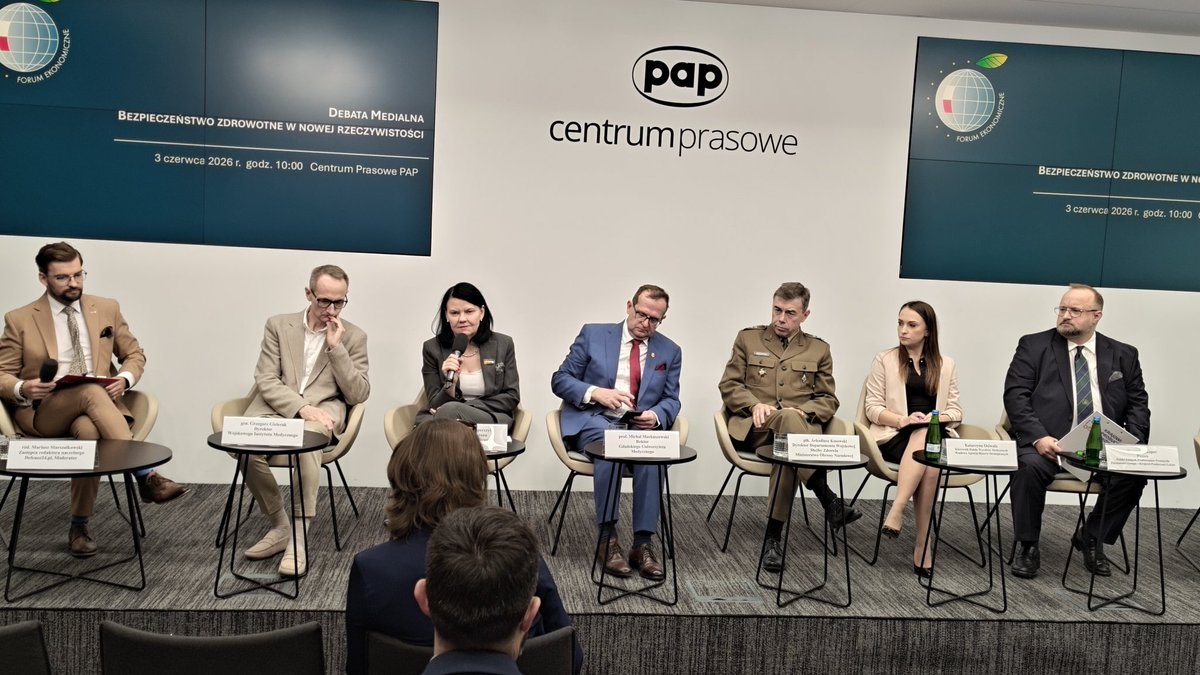 CowZdrowiu's tweet photo. O bezpieczeństwie, także lekowym, dyskusja w @CentrumPrasowe zorganizowana przez @Economic_Forum_ z udziałem https://t.co/T29MJpyUNq. @k_kacperczyk @GGielerak @PZPPF1. Choć to ostatni dzień przed świętem, posłuchać przyszło wiele osób, w tym z branży farmaceutycznej https://t.co/MliUDGbGI5