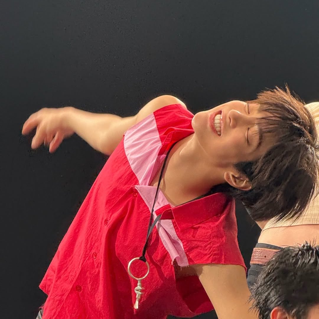 ddkeonhoo's tweet photo. OH PINK RED REAALLY SUITS HIM SM?! 😭❤️🩷 https://t.co/PjheCh1OAL