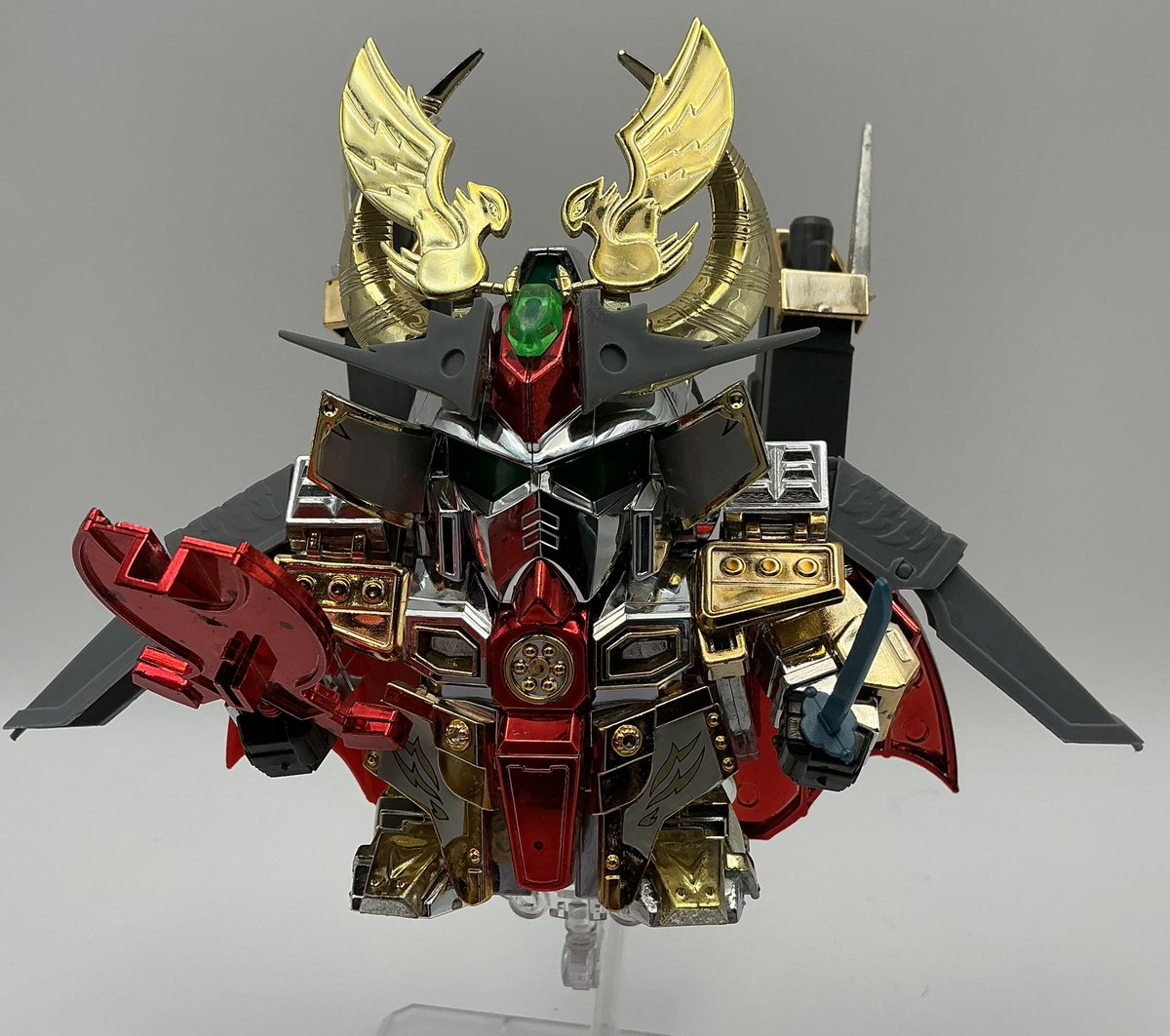 denimchan's tweet photo. 旧元祖豪華絢爛頑駄無大将軍のジャンクを手に入れました！
不足していた軟質、黒プラパーツ、右マントを無印ジャンクから拝借、右肩、太もものパーツは無印ジャンクをメッキ塗装して流用しました
ちゃんと歩く！出回ってるのを見かけないので形になったものが手元にあるだけでもかなり嬉しい https://t.co/YQFf1BfoSG