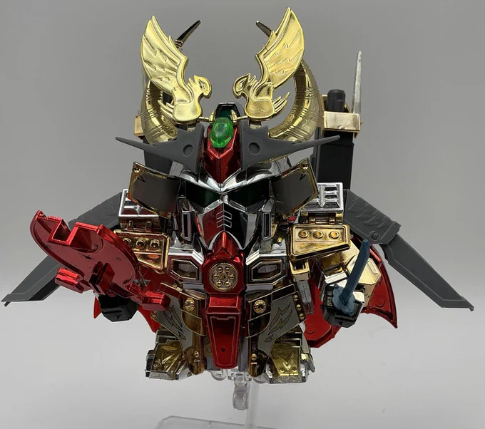 旧元祖豪華絢爛頑駄無大将軍のジャンクを手に入れました! 不足していた軟質、黒プラパーツ、右マントを無印ジャンクから拝借、右肩、太もものパーツは無印ジャンクをメッキ塗装して流用しました ちゃんと歩く!出回ってるのを見かけないので形になったものが手元にあるだけでもかなり嬉しい
