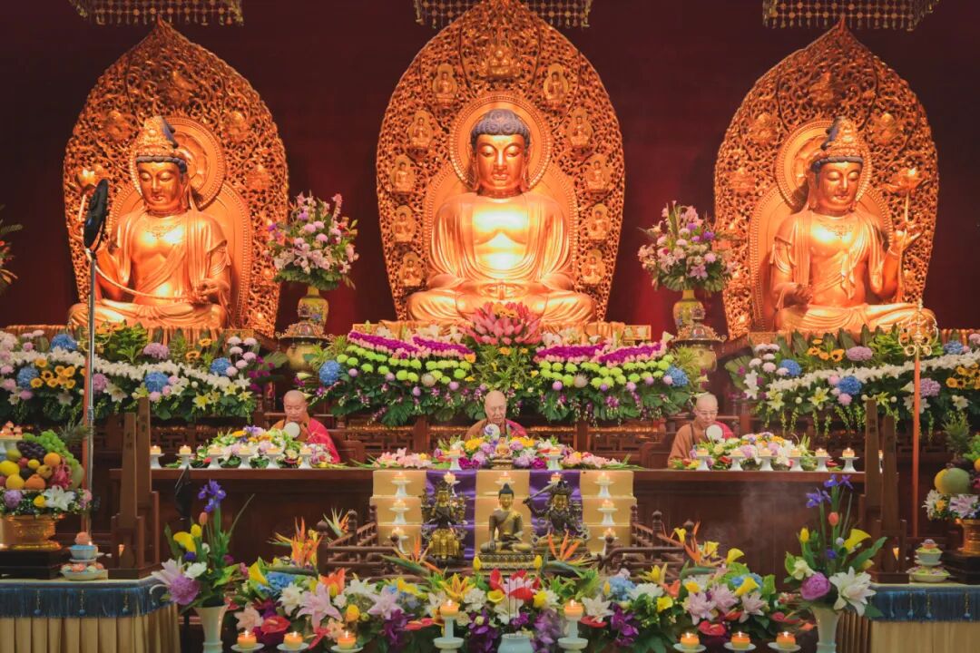 donglin386's tweet photo. 🪷The bodhisattva precepts are the source of all buddhas, the foundation of all bodhisattvas, and the root of all Buddha's disciples.
Five benefits of accepting and upholding the bodhisattva precepts:
①  Protected by the Buddhas of the ten directions, one will experience peace and smoothness.
②  Grave offenses will gradually be eliminated, purifying the body and mind. At the end of life, one will possess the right view and a joyful heart.    
③  Wherever one is born, one will befriend bodhisattvas, and auspicious connections will gather.  
④  Vast virtue will be accumulated, leading to the perfection of precepts by nature, merit, and wisdom in this life and future lives.
⑤  One will benefit both oneself and others, steadily advancing on the path to accomplish buddhahood.
Upholding the five precepts enables one to be reborn as a human or in the heavenly realms; the eight precepts are the precepts of renunciation of worldly life for laypeople, and their virtue surpasses that of the five precepts; accepting the bodhisattva precepts allows one to practice for the benefit of others widely and ultimately accomplish buddhahood.

For inquiries:
📞 Tel: +86-191-0491-3369 (Reception)
📧 Email: overseas.service@donglin.cn
🌐 Official: https://t.co/9zfamKXKlf

#donglinmonastery #buddhism
#pureland #bodhisattvaprecepts #东林寺 #菩萨戒 #阿弥陀佛