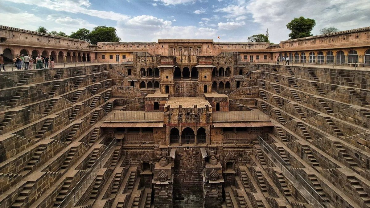 IndiaAesthetica's tweet photo. 1200 years old Chand Baori or stepwell in Abhaneri Dausa, Rajasthan  🪜🌊🏛️🇮🇳 https://t.co/ZJD7tOgOqH