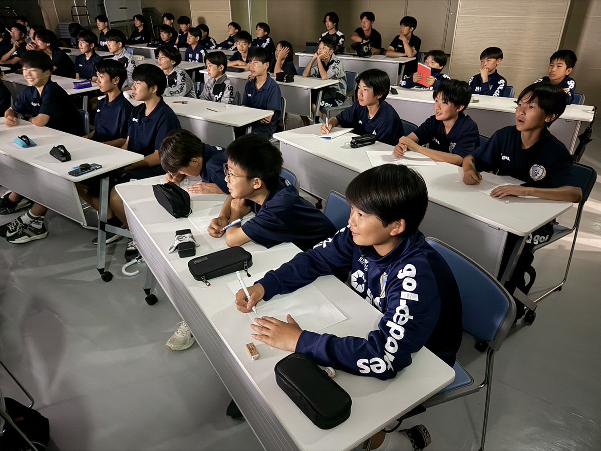 NSC_academy's tweet photo. 男子アカデミー選手を対象にSNS講習会を行いました。
U-15・U-18の全選手、約80名が参加。SNSに潜む危険性や、何気ない投稿・やり取りが思わぬトラブルにつながる可能性について学びました。

選手一人ひとりが自分自身を守り、周囲への配慮を持って行動する大切さを改めて確認する時間となりました。 https://t.co/IIusacttQF