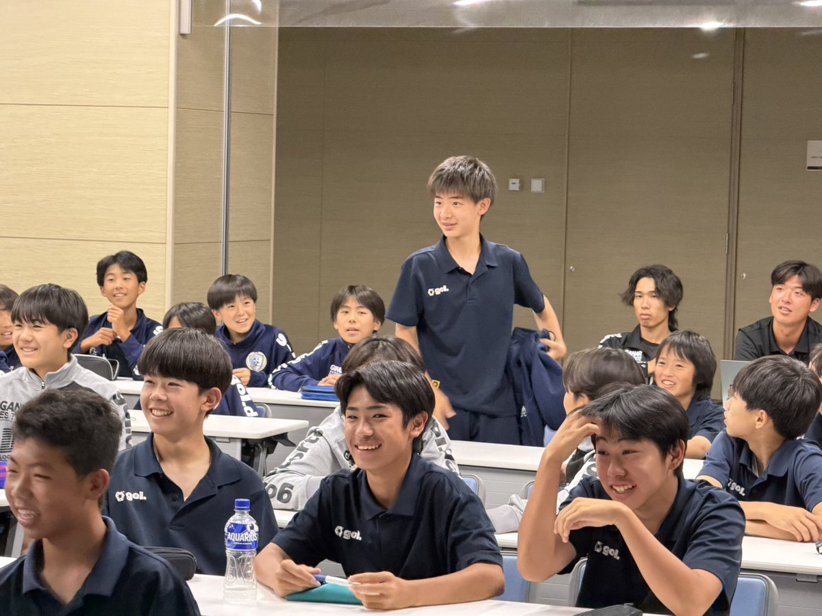 NSC_academy's tweet photo. 男子アカデミー選手を対象にSNS講習会を行いました。
U-15・U-18の全選手、約80名が参加。SNSに潜む危険性や、何気ない投稿・やり取りが思わぬトラブルにつながる可能性について学びました。

選手一人ひとりが自分自身を守り、周囲への配慮を持って行動する大切さを改めて確認する時間となりました。 https://t.co/IIusacttQF