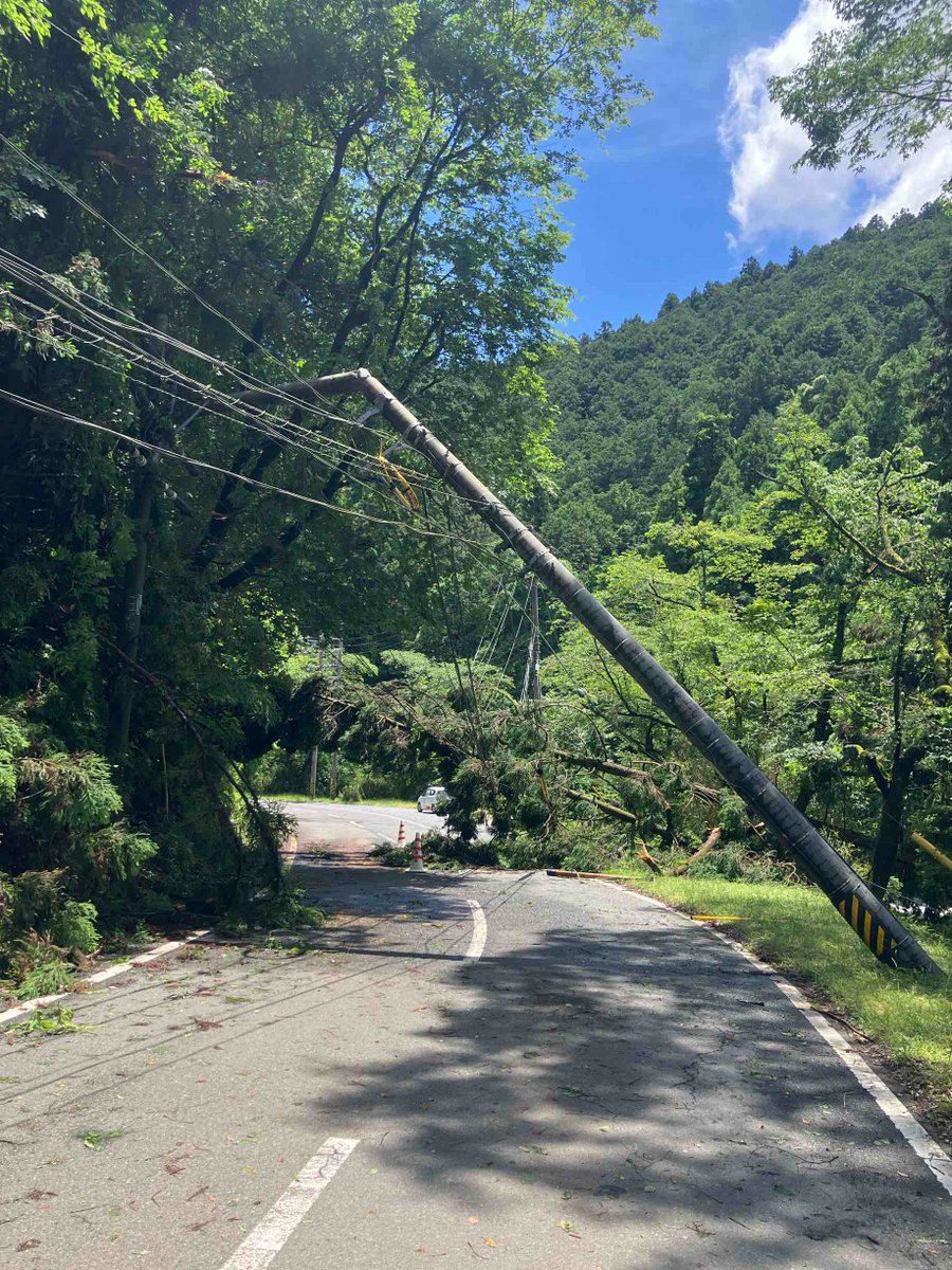 ChudenPowergrid's tweet photo. ■台風6号 停電情報■
6月3日14時00分現在、台風6号の影響などにより、約7,230戸の停電が発生しています。
電線が切れて垂れ下がっている場合があります。感電の危険性があるため、切れた電線にはくれぐれも近づかないようにお願いいたします。
停電しているお客さまには、大変ご不便とご迷惑をおかけし申し訳ありません。引き続き、早期復旧に努めてまいります。
写真は三重県津市・伊賀市の設備の被害状況です。