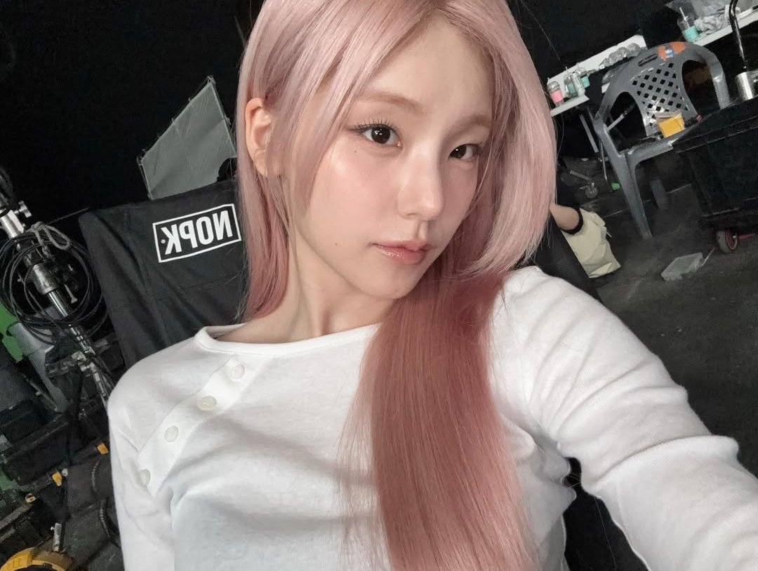 Yetihwang's tweet photo. A tiny part of me mourns the fact that only two photos exist of this look. But the truth is, these were never meant for the world; they were just sweet little 'look at me' snapshots sent straight to my boyfriend, who has always been this look's biggest and most devoted admirer :p https://t.co/mLENtfWCw2