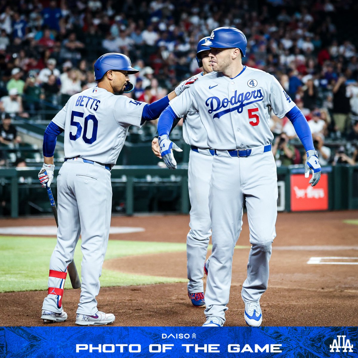 Dodgers's tweet photo. Tonight’s Photo of the Game presented by Daiso. https://t.co/cuHUproS0h