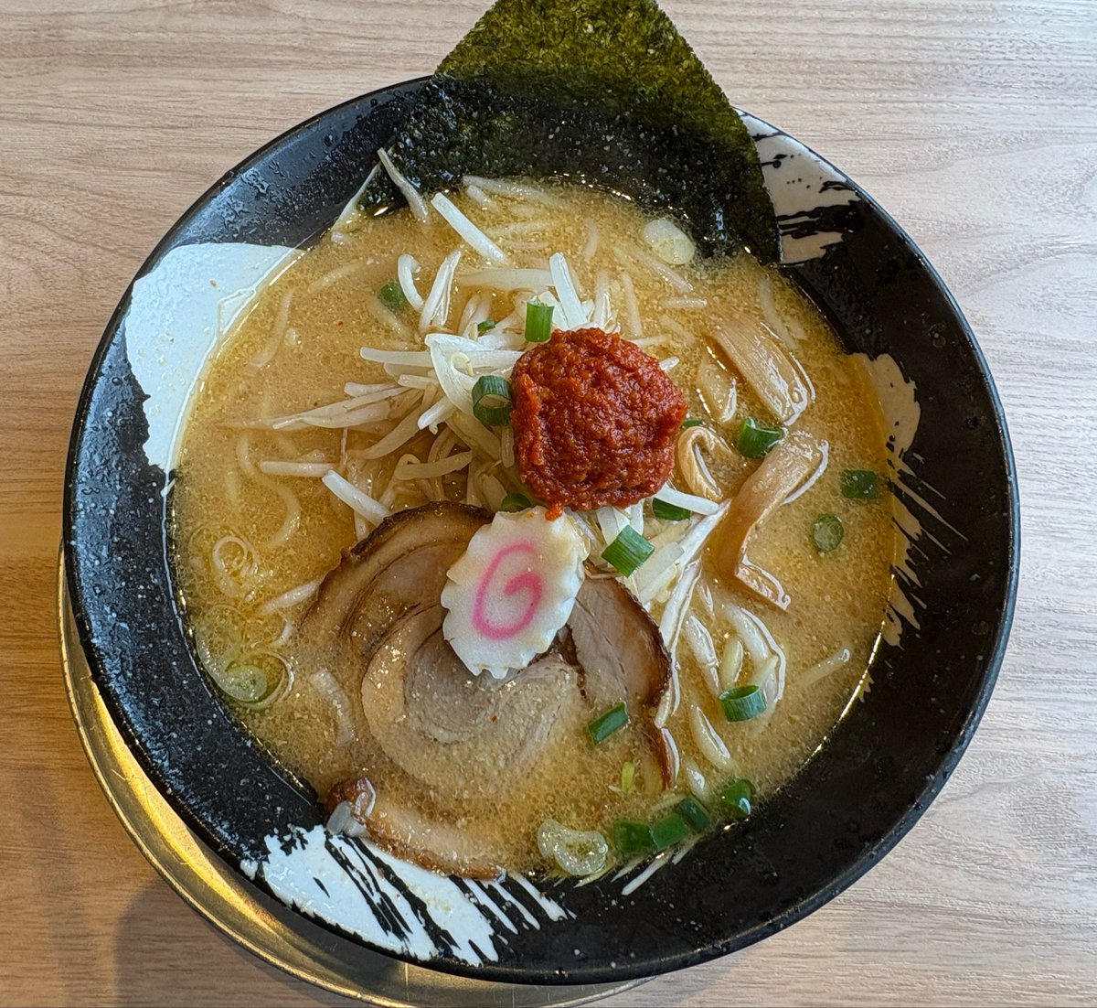 takabu___'s tweet photo. 東区のしゃがらで醤油らーめんと味噌らーめん🍜
大盛10円はありがたいですよね🙏
特盛はもう卒業です😅
美味しく頂きごちそうさまでした♪ https://t.co/oocmBEUp5X
