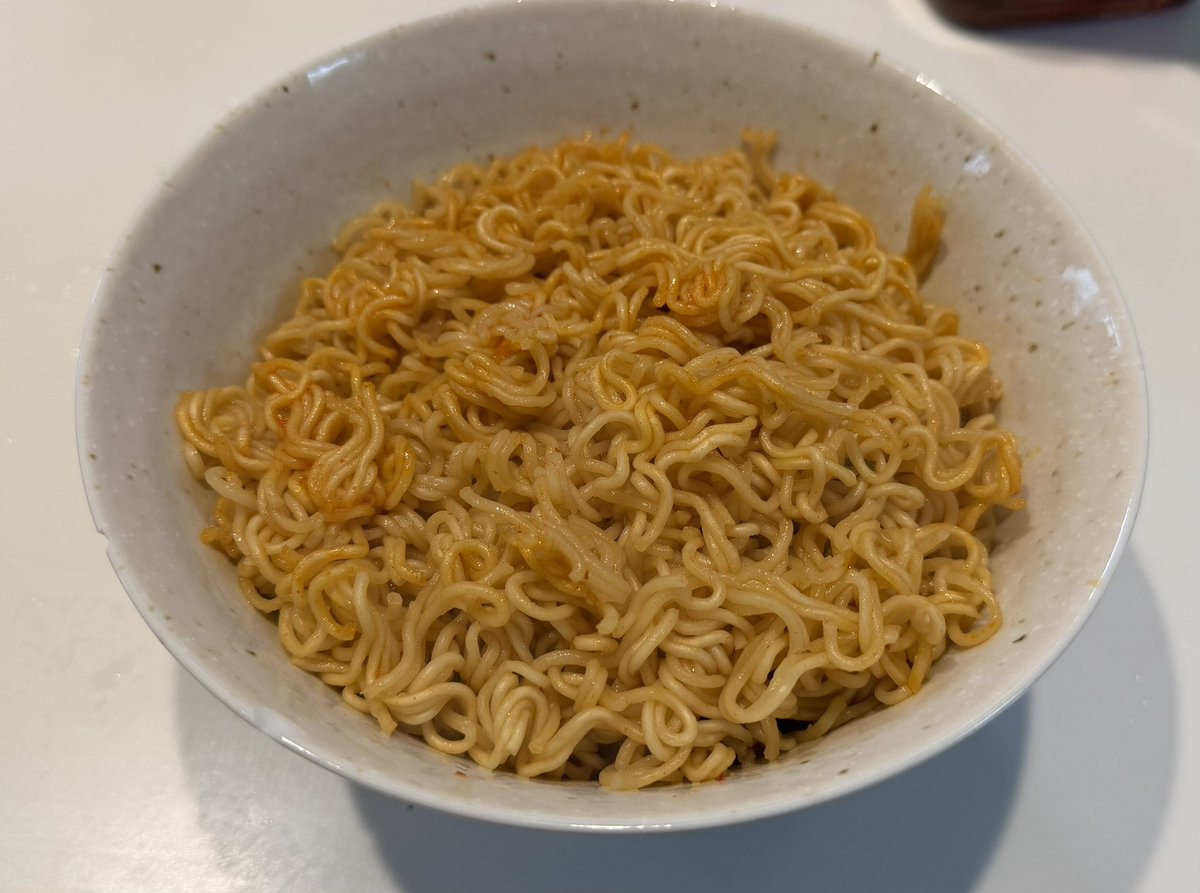 DoctorrubberAMC's tweet photo. 二郎系など野菜盛りラーメンに対して思う事。
上の野菜食ってる間に麺がのびてしまう。
逆に野菜は味が薄いからスープを吸って欲しい。
そう、ビジュアルを無視すれば、本当は下の層に野菜を、
そしてその上に麺をONした方が美味しく食べられるのだよ。
ビジュアルを無視すれば！ https://t.co/3UY1mlJ64p