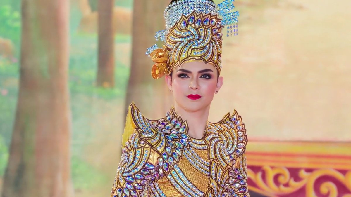 circle_update's tweet photo. “เพชรประกายซีรีส์” ส่งท้ายสุดประทับใจ แบงค์ -โมบาย เสิร์ฟเซอร์ไพรส์สุดพิเศษ ชวนลิเกตัวจริงร่วมสร้างสีสัน พาผู้ชมกลับสู่มนตร์ลิเกอย่างแท้จริง

#เพชรประกายซีรีส์ #BLINGBLINGTHESERIES #COPYABANGKOK

               ปิดม่านการแสดงลงด้วยความประทับใจ หลังจากที่สร้างกระแสพูดถึงอย่างต่อเนื่องตลอดการออกอากาศ สำหรับซีรีส์โรแมนติค-คอมเมดี้อบอุ่นหัวใจ “เพชรประกายซีรีส์” ที่ถ่ายทอดเรื่องราวของคณะลิเกร่วมสมัยผ่านเรื่องราวของมิตรภาพ ความรัก ความฝันและสายใยครอบครัว จนกลายเป็นอีกหนึ่งผลงานที่ครองใจผู้ชมทั่วประเทศ ด้วยเนื้อหาเข้มข้น ครบรส ทั้งสร้างรอยยิ้ม เสียงหัวเราะและน้ำตา พร้อมเคมีลงตัวชวนฟินของนักแสดงนำอย่าง “แบงค์ ศรราม” และ “โมบาย พิมรภัส” ที่พาผู้ชมอินหนักไปกับทุกความสัมพันธ์และบททดสอบของทุกตัวละคร
            ล่าสุดสำหรับ เพชรประกาย EP.12 ได้พาผู้ชมเดินทางมาถึงบทสรุปและความประทับใจ พร้อมสร้างเซอร์ไพรส์ด้วยการพากลับสู่โลกของลิเกอย่างเต็มรูปแบบอีกครั้ง เมื่อคณะเพชรประกายกลับมาขึ้นเวทีพร้อมสมาชิกทุกคน นอกจากจะสร้างบรรยากาศคึกคักให้ผู้ชมหน้าเวทีแล้ว ยังสร้างกระแสชื่นชมจากแฟน ๆ บนโลกออนไลน์ที่ร่วมส่งกำลังใจและแชร์ความประทับใจกันอย่างล้นหลาม
            ไฮไลท์สำคัญที่พลาดไม่ได้ คือการแสดงลิเกเรื่อง “ประกายรักส่องใจ” ที่นักแสดงทุกคนได้ทุ่มเท ฝึกฝน ทั้งการร้อง การรำ และการแสดงลิเกอย่างจริงจัง ถ่ายทอดเรื่องราวของ “เพชรแท้” ที่ออกตามหา “ทอประกาย” น้องชายผู้ตัดสินใจเดินทางออกจากบ้านเกิดเพื่อตามหาความฝัน ก่อนที่จะได้รู้ว่าความรักที่แท้จริงไม่ใช่การบังคับให้อีกฝ่ายเดินตามเส้นทางที่เราวางไว้ แต่คือการยอมรับและเข้าใจในเส้นทางชีวิตของกันและกัน
            แต่ความพิเศษยังไม่หมด เพราะในตอนจบเพชรประกายซีรีส์ ยังชวนเหล่าศิลปินลิเกตัวจริงจากคณะ “ศรราม น้ำเพชร” มาร่วมสร้างสีสันให้กับผู้ชม ไม่ว่าจะเป็น เต๋า อโนทัย, เบลล์ เอนกลาภ และ บาส อาทิตย์ กับบทโจรป่าที่เรียกเสียงหัวเราะ ความสนุกจากแฟน ๆ ได้ไม่น้อย รวมถึง เทย่า อยู่ยั่งยืน ที่มาร่วมรับเชิญในบทนางกำนัล เพื่อเติมเต็มเรื่องราวตอนจบให้สมบูรณ์มากขึ้น
            และเพื่อความสมจริงที่สุด เพื่อให้แฟน ๆ และผู้ชมเข้าถึงเรื่องราวความประทับใจ ทีมงานยังยกกองถ่ายไปถ่ายทำบนเวทีจริงของคณะศรราม น้ำเพชร พร้อมเก็บรายละเอียดทั้งแสง สี เสียง และบรรยากาศหน้าเวทีแบบจัดเต็ม และยังได้ เบิร์ดเดย์ พระเอกลิเกชื่อดังมาช่วยติวเข้มให้กับทีมนักแสดงอย่างใกล้ชิด เพื่อให้ทุกฉากออกมาอย่างดีและสมจริงที่สุด
           อีกหนึ่งเบื้องหลังความสำเร็จของเพชรประกายซีรีส์ คือความตั้งใจของทีมนักแสดงและทีมงาน ที่ร่วมกันถ่ายทอดเสน่ห์ของศิลปะลิเกออกมาได้อย่างงดงาม โดยเฉพาะใน EP.12 ที่ผู้ชมต่างยกให้เป็นอีกหนึ่งตอนจบที่อบอุ่น ครบครันและเปี่ยมไปด้วยความสุขและหัวใจของคนรักลิเกอย่างแท้จริง
            สำหรับใครที่พลาดการรับชม สามารถรับชม “เพชรประกายซีรีส์” ครบทุกตอนได้ทาง Truevisions NOW และติดตามการออกอากาศทางโทรทัศน์ได้ทางอมรินทร์ทีวี เอชดี ช่อง 34 ทุกวันเสาร์และอาทิตย์ เวลา 21.45 น. เริ่ม 6 มิถุนายนนี้