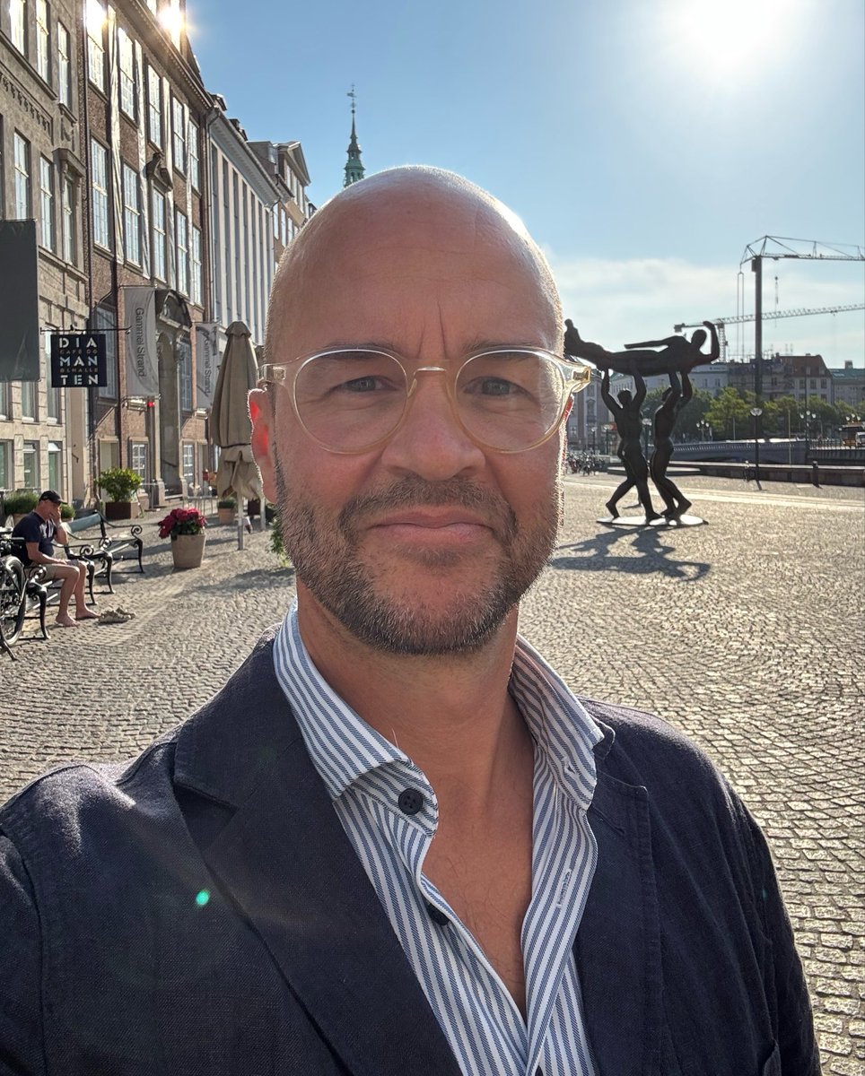 jesbc's tweet photo. Godmorgen. Jeg har lige været i @radio4dk. Solen skinner, og det er dejligt. Det gør den også på dansk økonomi. Men det kan blive erstattet af regn, som udsigterne også peger på. Vækstudsigterne for dansk økonomi er grå himmel. De offentlige udgifter i 2026-2027 peger på massive byger. 

Denne regering skal svare på et enkelt spørgsmål. Hvordan vil den løfte væksten i dansk økonomi og gennem reformer udvikle den positivt ift. de mange politiske ønsker til offentligt forbrug?

Der er bestemt gode ting som lavere selskabsskat og fjernelse af toptop-skatten. Men der er alt for mange ubesvarede spørgsmål og en naivitet ift. finansieringen, som skal findes løbende - må man forstå. Og når AI skal frigive administrative medarbejdere til andre administrative opgaver i staten, så er der i hvert fald ikke ambitioner om færre kolde hænder. 

Jeg er helt med på, at vi har et underfinansieret regeringsgrundlag. Det kræver bare, at staten også reducere i sine opgaver og udgifter. Og her ser det meget dystert ud. 

Når ‘gratis’ eller øget pres på skatteindtægter fra Venstrefløjen bruges i flæng, så rynkes panden. Hvor skal de
penge komme fra?

Lars Trier Mogensen kalder regeringen for ‘Luksusfælde-regeringen’. Det må afgøres af deres handlinger. Men udgifter og indtægter hænger ikke sammen. Det er tydeligt for alle. 

I dag glæder jeg mig over de gode ting. Men i dag starter også kampen for en mere progressiv reformdagsorden, som skal give incitamenter til danskerne og virksomhederne. Og resultaterne skal ikke lande i statskassen, men hos danskerne selv og virksomhederne. 

God dag.