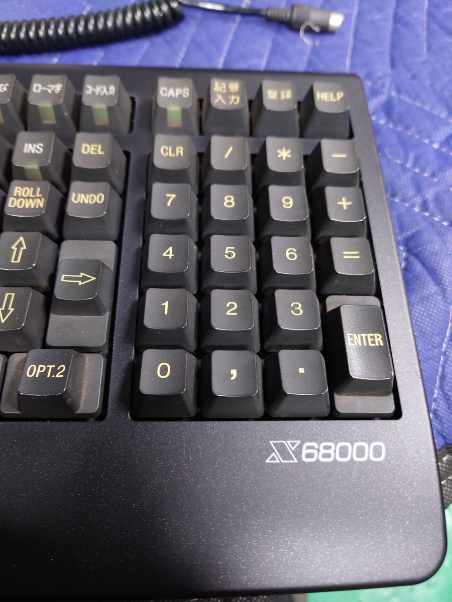 MiniMax3299's tweet photo. キーボード修理完了。
ハゲていたクリア、ラメも回復。
ボタンの黄ばみは全部外すのがめんどくさいのでレトロブライトはしない！
( ｰ`дｰ´)ｷﾘｯ https://t.co/sUHy1ZPeOj