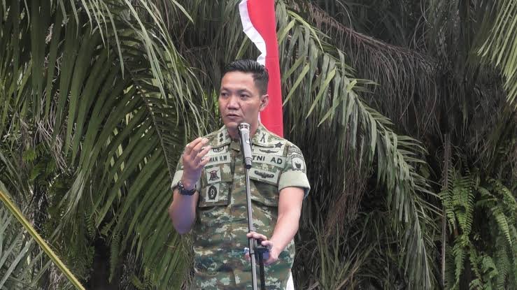 indepenSumatera's tweet photo. PANGDAM HENDY ANTARIKSA DIDUGA OTAK PEMBANTAI HUTAN SUMATERA! Beking Tambang Emas Ilegal, PECAT SEKARANG JUGA!

Menurut pengakuan Kasatreskrim Polres Pasaman, Pangdam dan Dandim diduga menjadi backing tambang emas ilegal yang merusak hutan di Pasaman. 

Awak menduga, Pangdam tidak hanya melindungi penghancuran hutan di Pasaman saja. Mengingat wilayah tanggung jawabnya mencakup hampir seluruh Pulau Sumatera, sangat mungkin praktik serupa juga terjadi di daerah lain di bawah komandonya. Seorang perwira dengan pola pikir seperti ini jelas tidak layak menduduki jabatan Pangdam, apalagi jika ia diduga menjadi otak sekaligus pelindung utama penghancuran hutan di Sumatera. 

Bayangkan jika orang dengan karakter demikian naik ke jabatan yang lebih tinggi. Bukan tidak mungkin seluruh Indonesia akan menjadi korban praktik serupa.

Oleh karena itu, Pangdam Mayor Jenderal TNI Hendy Antariksa harus segera dicopot dari jabatannya.

Untuk diketahui, Dandim Pasaman saat ini adalah Letkol Inf. Darmawan Hendra Wijaya yang menjabat sejak Desember 2025.

Source : https://t.co/qh89fctJI3

https://t.co/BzN4uQwEAx