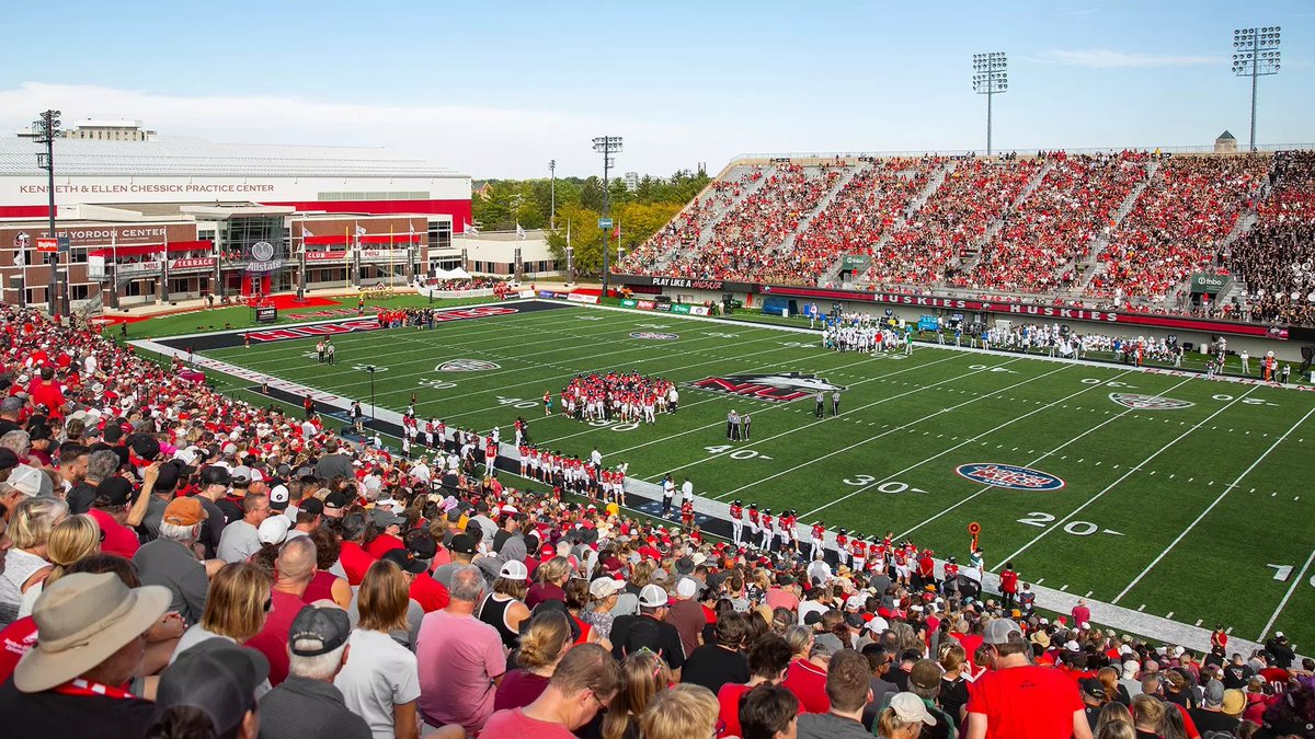 HardWayHuddle's tweet photo. @WCCSG_ @EddieAG_ Huskies Stadium gets rowdy! https://t.co/rK5pYw2aab