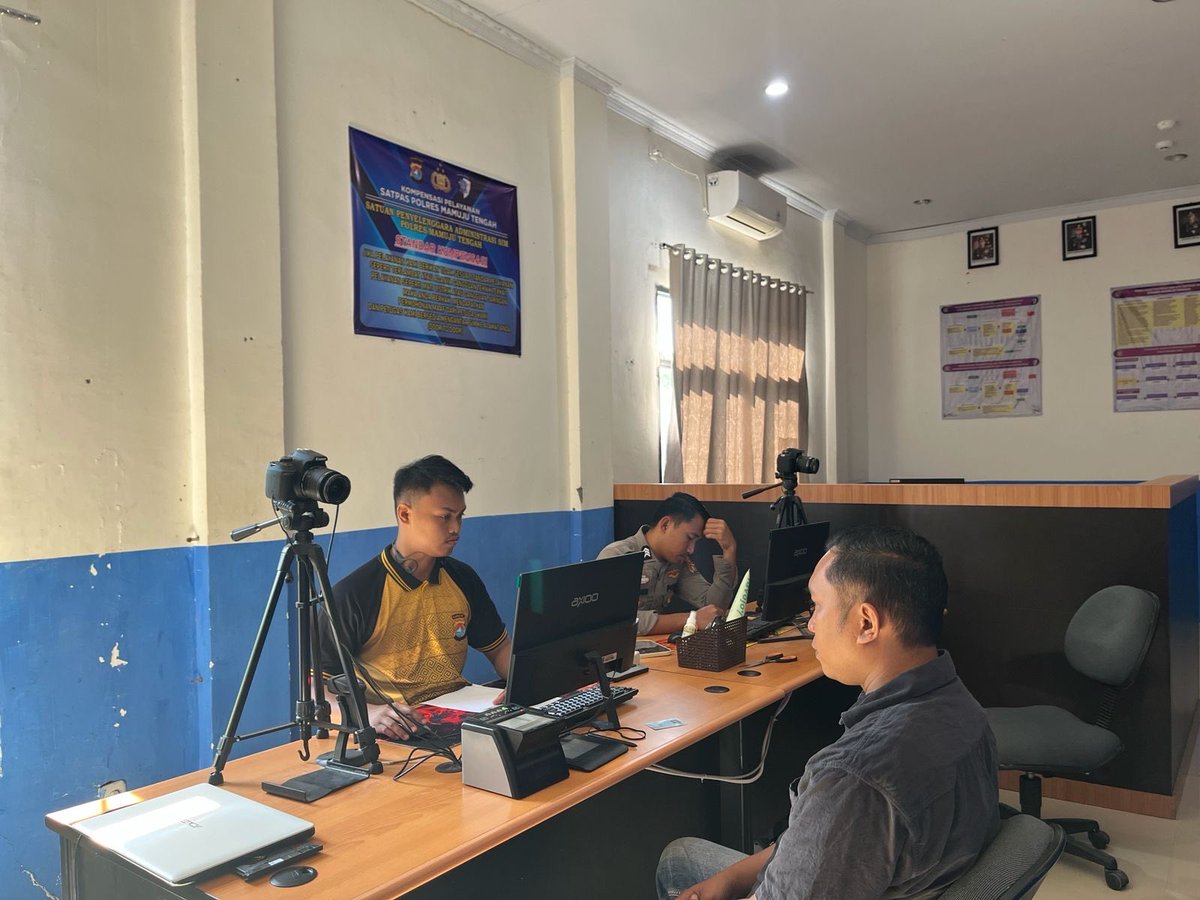 polresmateng's tweet photo. Pelayanan Makin Dekat, SIM Keliling Polres Mamuju Tengah Permudah Masyarakat Mengurus SIM https://t.co/NZzOCdnXNM