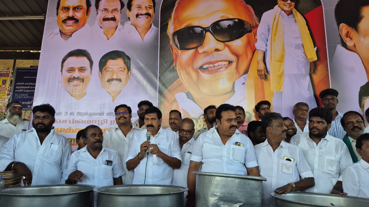 DMKUlundurpet's tweet photo. கலைஞர் அவர்களின் 103 வது பிறந்தநாளை முன்னிட்டு உளுந்தூர்பேட்டை பேருந்து நிலையம் பகுதியில் பொதுமக்களுக்கு காலை உணவு வழங்கப்பட்டது இந்நிகழ்வினை உளுந்தூர்பேட்டை சட்டமன்ற உறுப்பினர்
ஜி.ஆர்.வசந்தவேல்.BE.,MLA.,அவர்கள் துவங்கி வைத்தார்.
#MKStalin
#GR_Vasanthavel
#ஜிஆர்_வசந்தவேல்
#DMK https://t.co/SITLiQf4tE