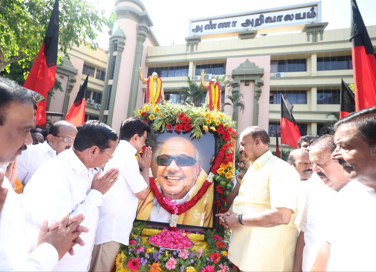 Udhaystalin's tweet photo. முத்தமிழறிஞர் கலைஞர் அவர்களின் பிறந்த நாளை முன்னிட்டு கழகத் தலைவர் @mkstalin அவர்கள் தலைமையில், 

அண்ணா அறிவாலய வளாகத்திலும், முரசொலி அலுவலக வளாகத்திலும் கலைஞர் அவர்களின் சிலைக்கு அருகே வைக்கப்பட்டிருந்த, அவர்களின் திருவுருவப்படங்களுக்கு மலர்தூவி மரியாதைச் செலுத்தினோம். #KalaignarForerver