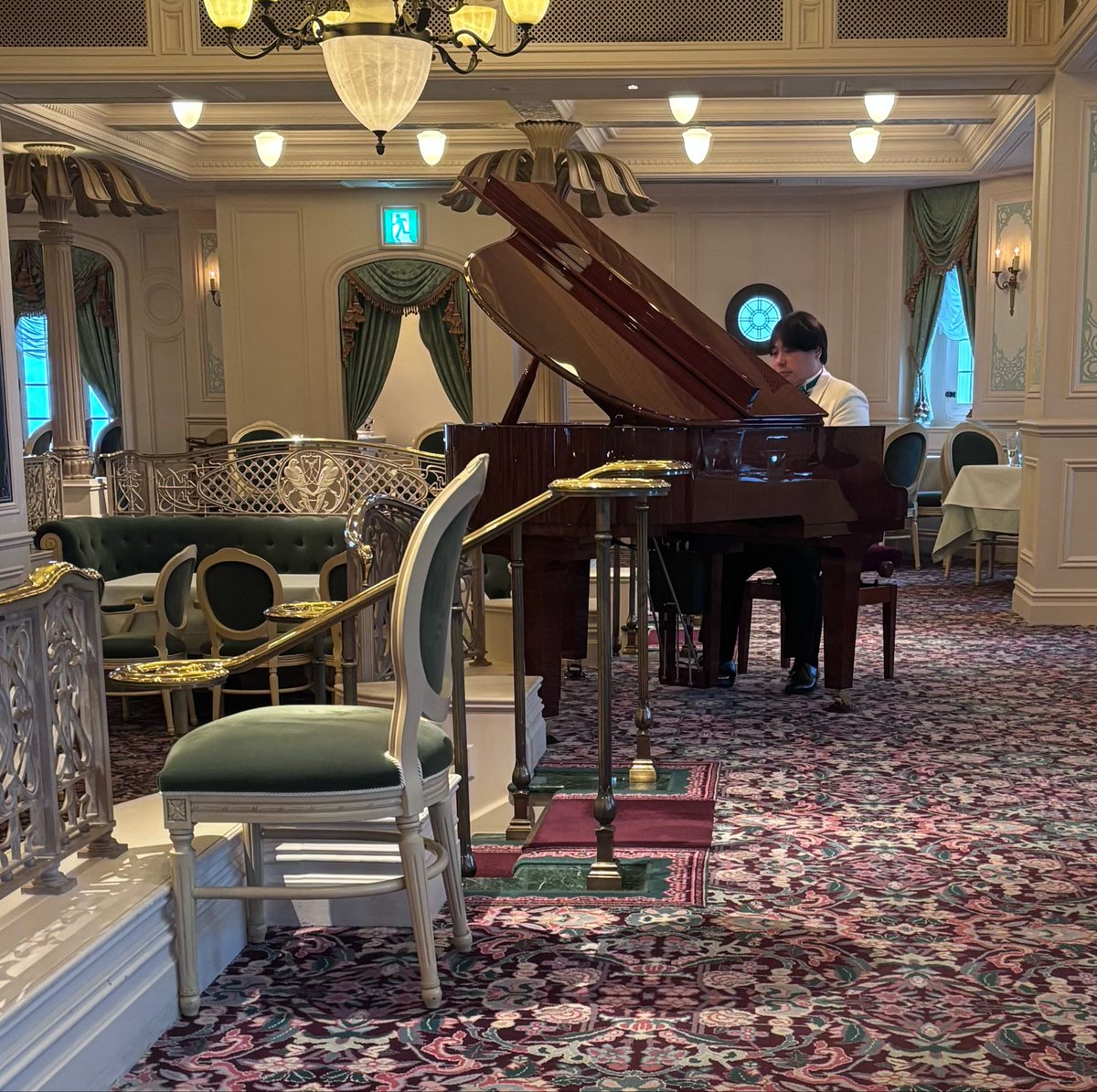 AzusaYarinome's tweet photo. 幸せすぎて涙止まらん

台風の中、ディズニーシーに来まして
たくさんのHappinessいただいてます https://t.co/5woHz3TVNj