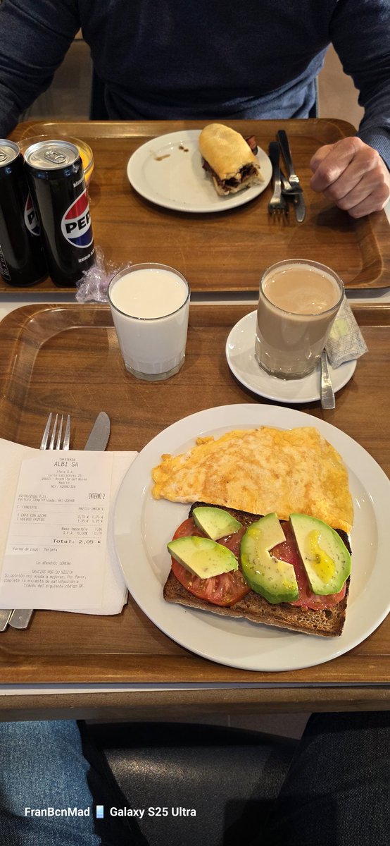 FranBcnMad's tweet photo. #DesayunandoEnElTrabajo #Kefir #CaféConLeche #PanIntegral #Tomate #Aguacate #TortillaFrancesa 🤤🤤🤤 https://t.co/4u3u7Z0Geg