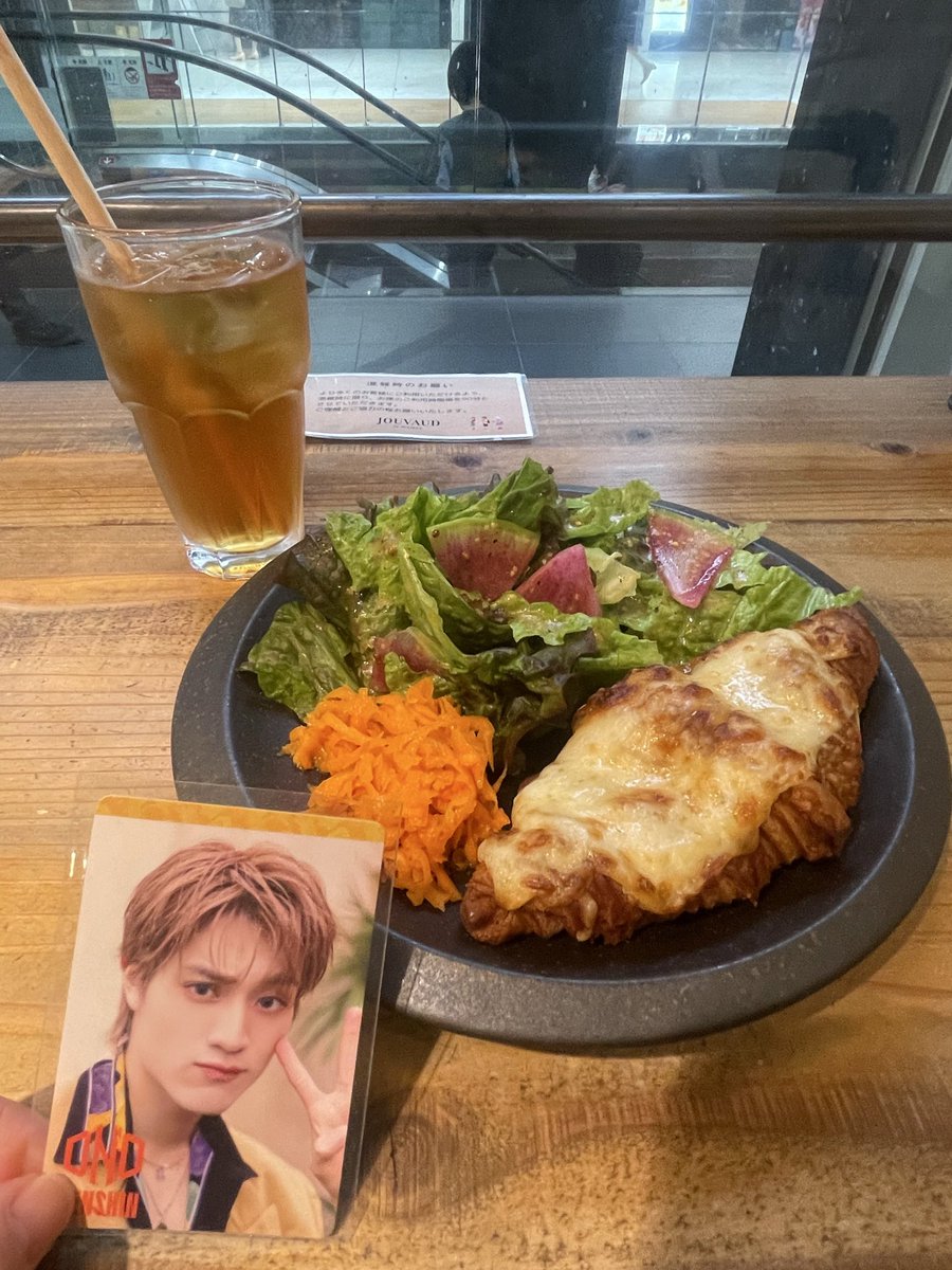 上村謙信 バケットハット トレカ 美容室行く前にランチ🍽️ るりちゃんにいただいた謙信くんのトレカが
