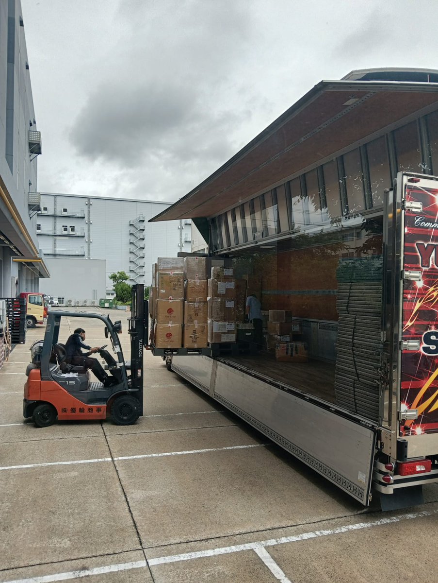 NiceExpressJP's tweet photo. 台風6号の影響が心配でしたが、早朝に過ぎ去り一安心！無事にトラックへの積み込みが完了しました🚛💨

本日もお客様のこだわりが詰まった素敵な #NICEBOX がたくさん！「BALI」のカスタムや可愛いUFOステッカーにスタッフもほっこり🚀🛸

インドネシアの皆様、楽しみにお待ちください！

Ready to ship to Indonesia after the typhoon! 👋 Kami kirimkan kotak-kotak keren ini ke Indonesia! 🌟
#国際物流 #海外引越し #Typhoon #Bali