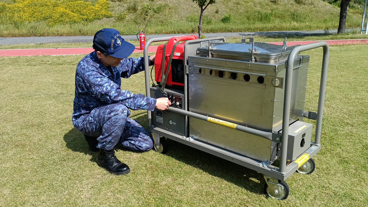 sisaa_JMSDF's tweet photo. 下関基地隊には、災害等で屋内設備に被害が起きても外で調理ができるように野外調理器具があり、この日は司令・副長の視察の下、取り扱いの訓練を行いました！
野外調理機具は汁物を温めたり、ご飯を炊くことができるようですが、意外と大きな火柱が上がり驚きました🔥

#下関基地隊　#野外調理器具 https://t.co/DMhuim3LqL