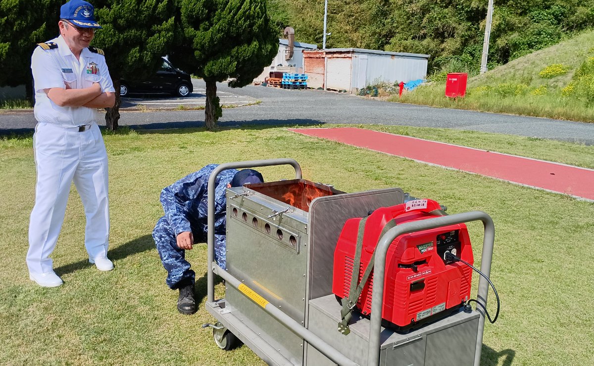 sisaa_JMSDF's tweet photo. 下関基地隊には、災害等で屋内設備に被害が起きても外で調理ができるように野外調理器具があり、この日は司令・副長の視察の下、取り扱いの訓練を行いました！
野外調理機具は汁物を温めたり、ご飯を炊くことができるようですが、意外と大きな火柱が上がり驚きました🔥

#下関基地隊　#野外調理器具 https://t.co/DMhuim3LqL
