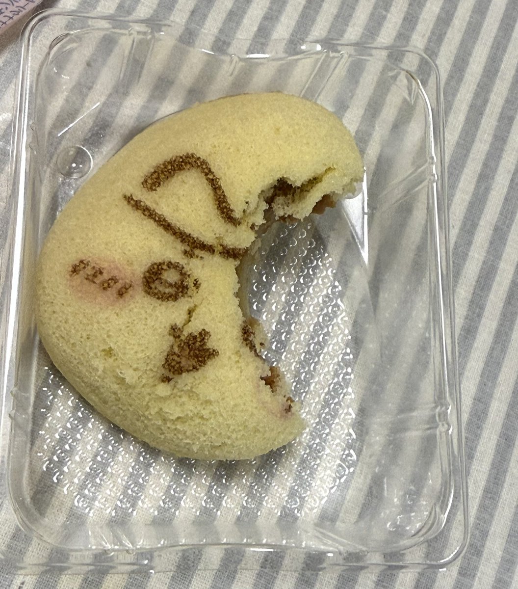 sei_n's tweet photo. 「ちいかわ」×「東京ばな奈」のバナナプリンケーキをいただいた
むちゃうまだけど背徳感をもれなく味わえる　　
ハチワレすまん...美味しいよ... https://t.co/u3bQr8OfRF