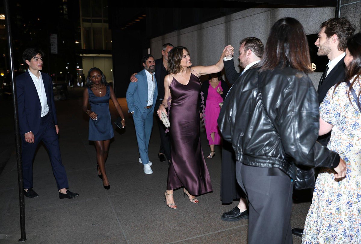 Studartclara's tweet photo. "After Hargitay's Broadway debut in "Every Brilliant Thing"

📷 Jose Perez https://t.co/Z1JIYovGrZ