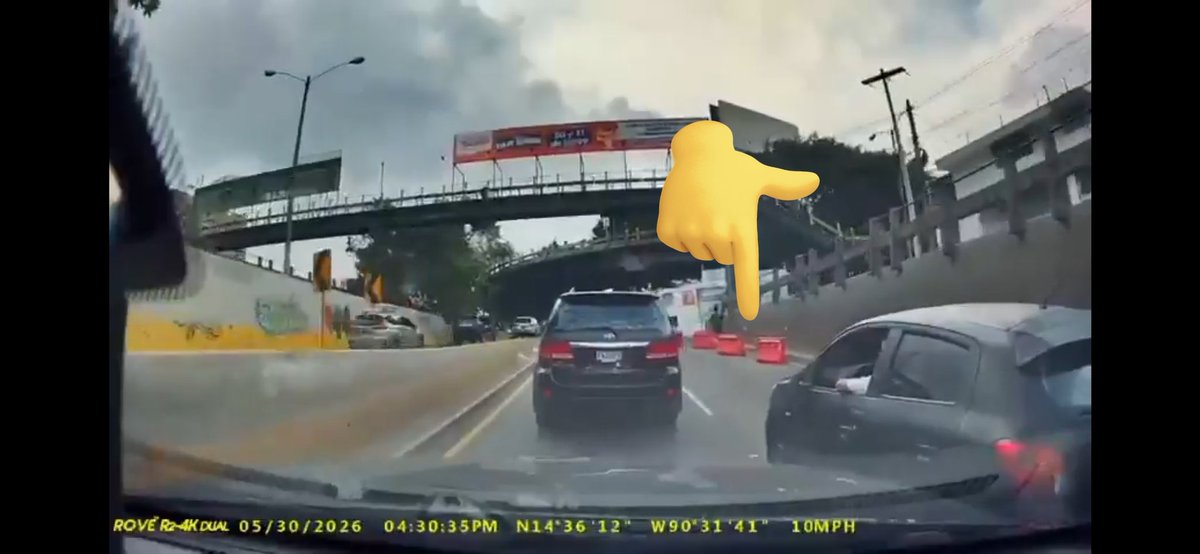 scas17's tweet photo. @mardel097 @evilcatoficial @Pitufogrunion_ No lo se, ¿quizás porque se percató que su carril estaba obstruido y estaba anticipando eso y por eso puso las direccionales avisando qué haría? Es una idea descabellada para ti, lo sé. https://t.co/YchDOuIg8f
